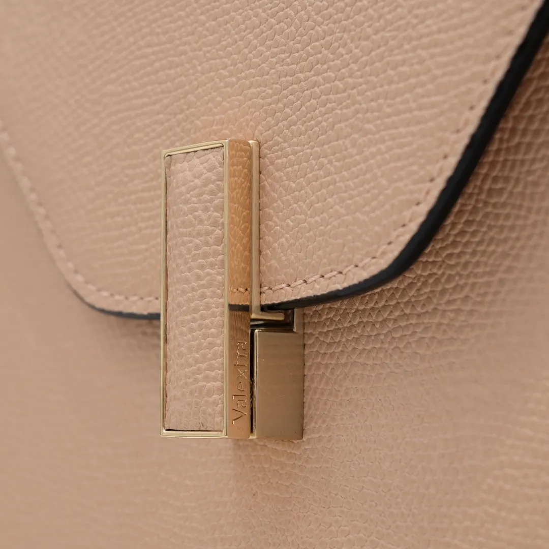 Valextra, the name of Italy's beloved horse, Iside is Val. One of extra's most iconic designs. There is no obvious logo, but the simple collective line design is very recognizable, full of architectural art, and shows a capable and intellectual style. It is made of imported palm-print lining cowhide, with up to five stitches of handwork, and the shiny oil edges test the skill of the craftsman. Small size: 22cm model 6627-1#